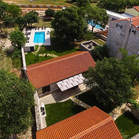 Ferienhaus The Poolside Stone House In *