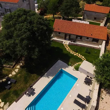 The Poolside Stone House In Feriehus *