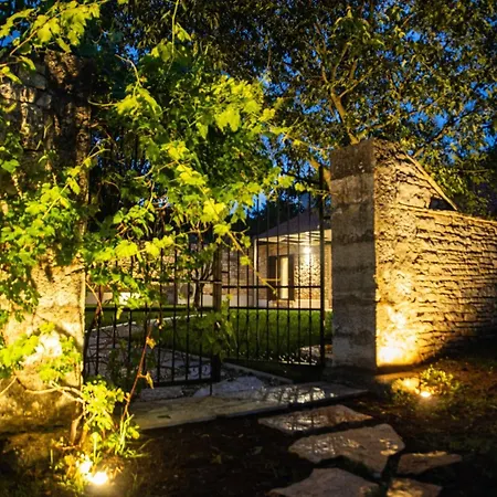 The Poolside Stone House In Feriehus